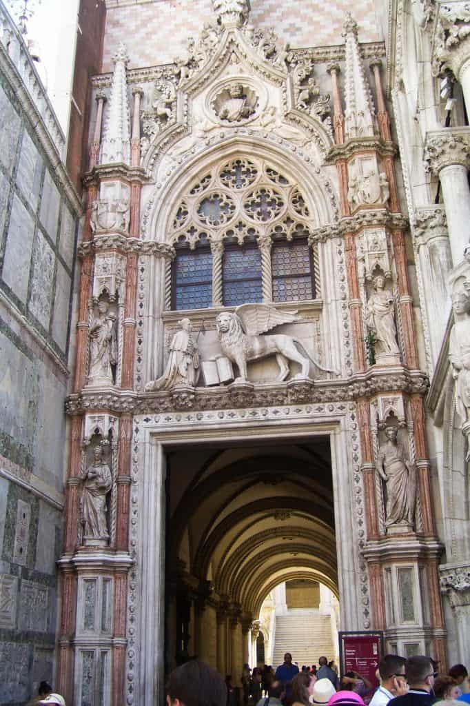 Palazzo Ducale a Venezia -La porta della carta
